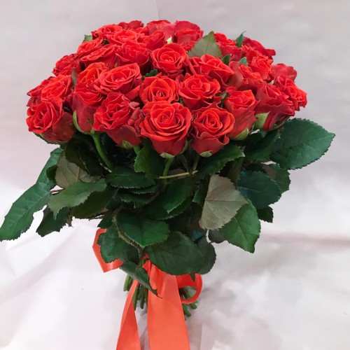 Букет алых роз